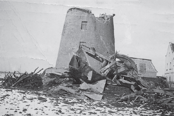 Knautnaundorfer Windmühle nach dem schweren Sturm vom 15. März 1939