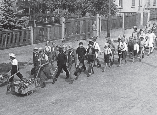 Umzug in der heutigen Schkorlopper Straße zum Kinderfest 1950
